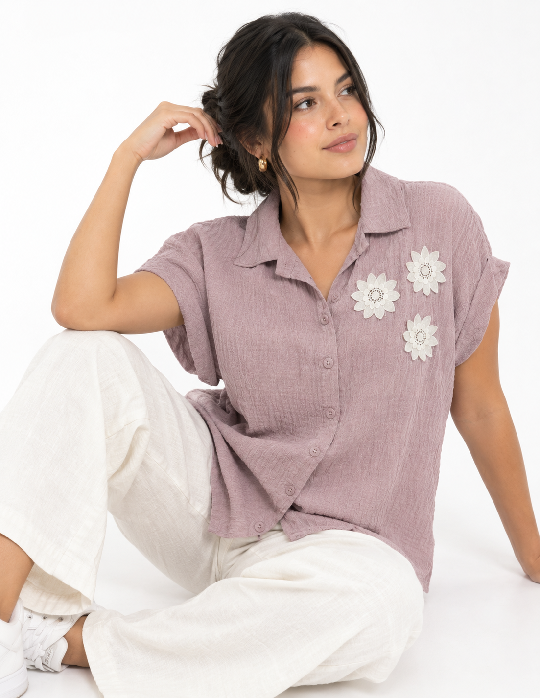 Blusa Manga Corta para Mujer con Apliques Florales y Cuello Camisero - Imagen 5