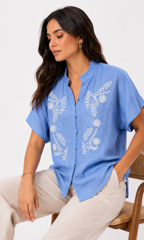 Blusa Azulejo con Bordado Floral Blanco y Botones Forrados