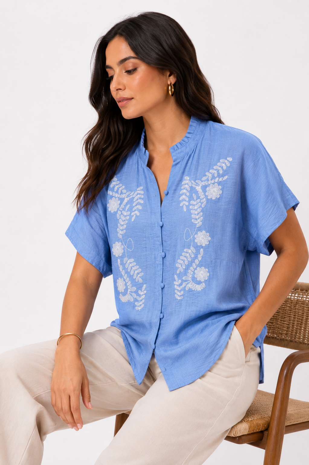 Blusa Azulejo con Bordado Floral Blanco y Botones Forrados