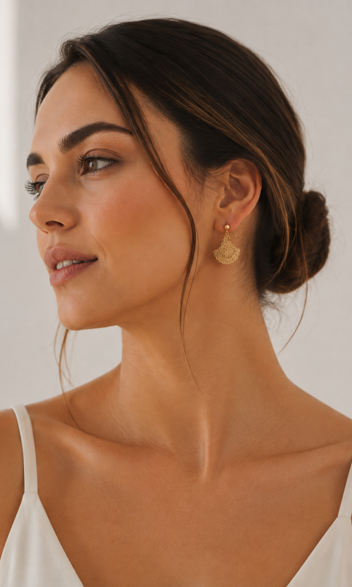 Aretes Colgantes Dorados con Dije de Abanico en Filigrana Calada