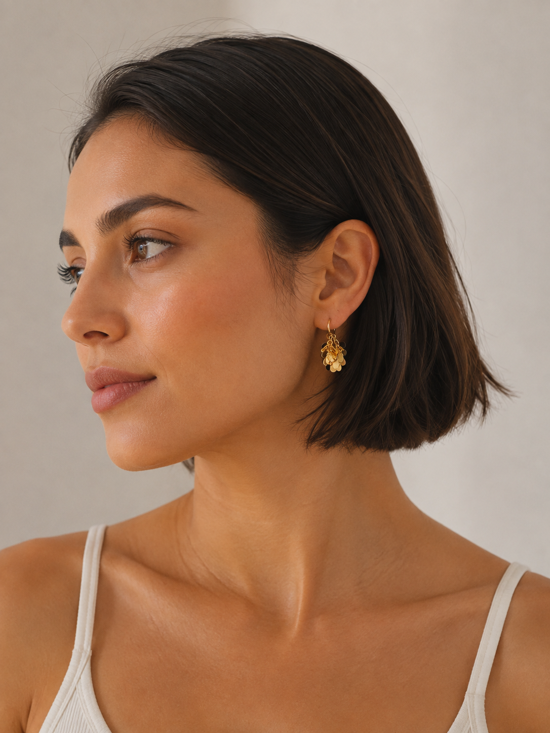 Aretes Colgantes Dorados con Racimo de Lentejuelas Metálicas en Cascadas